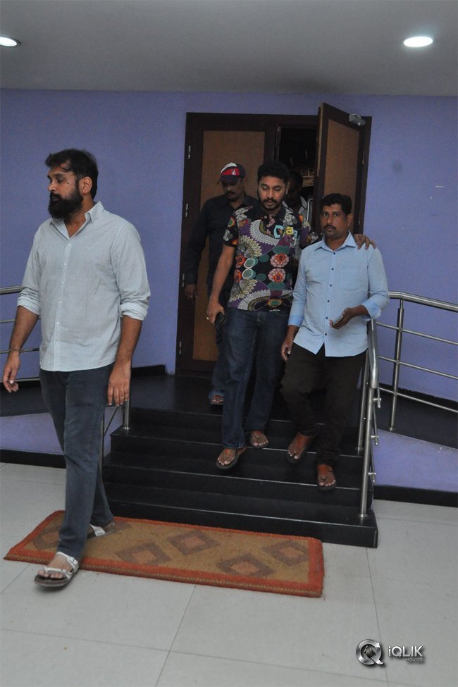 Army-People-Watching-Naa-Peru-Surya-Naa-illu-India-Movie-Photos